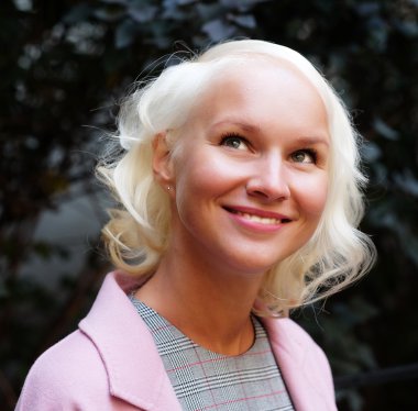 Şehir sokakta duran güzel kadın.