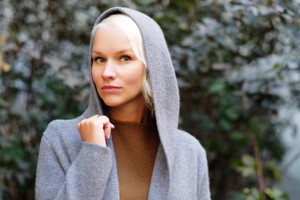 Schöne Frau steht auf der Straße der Stadt. — Stockfoto