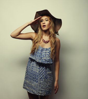 Saman yaz şapkalı kadın