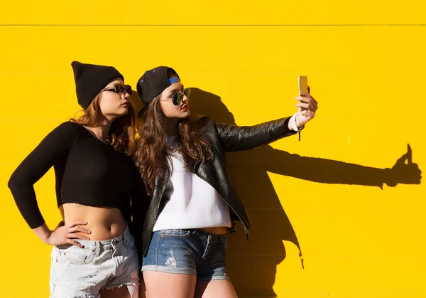 Adolescentes niñas amigos al aire libre hacer selfie en un teléfono . — Foto de Stock