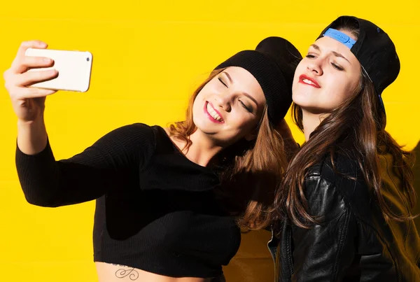 Ragazze adolescenti amici all'aperto fanno selfie su un telefono . — Foto Stock