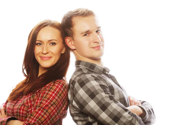 Encantadora pareja feliz abrazándose sobre fondo gris . — Foto de Stock