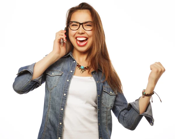 Mujer feliz con smartphone — Foto de Stock