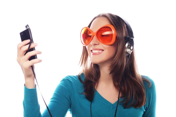 Jong gelukkig vrouw met koptelefoon luisteren muziek — Stockfoto