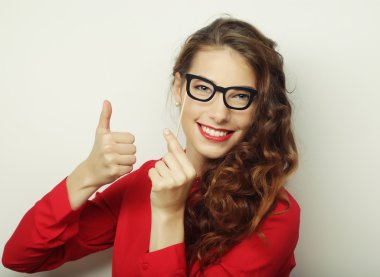 Parti görüntü. Bir parti gözlük tutan oynak genç kadın.