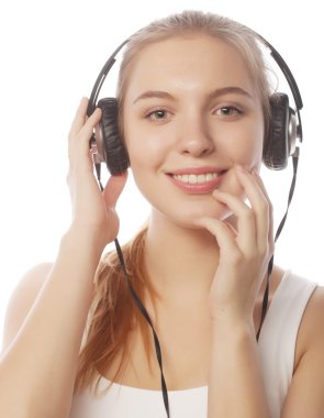 Müzik dinlerken kulaklık olan kadın. Müzik genç kız isol