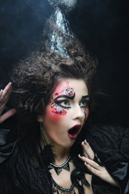 Yaratıcı makyajlı genç bir kadın..