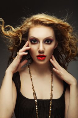 Studio poz sarışın manken