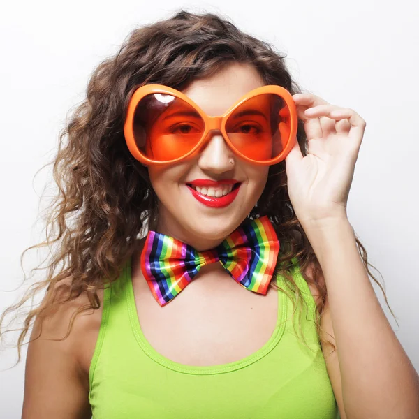 Mujer usando grandes gafas de sol brillantes — Foto de Stock