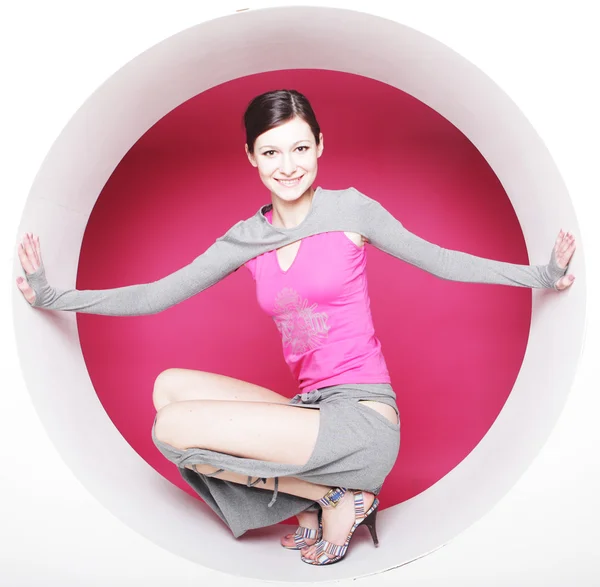 Mulher posando em círculo rosa — Fotografia de Stock