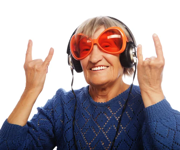 Grappige oude dame luisteren muziek en tonen duimen omhoog. — Stockfoto