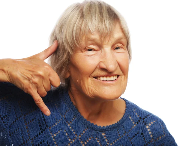 Anziana donna felice sta facendo una chiamata me gesto — Foto Stock