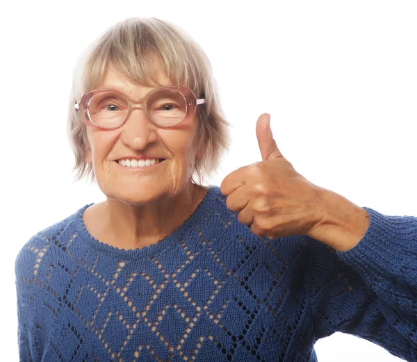 Oude vrouw weergegeven: ok teken op een witte achtergrond — Stockfoto