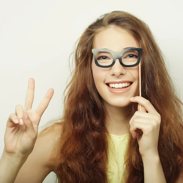 Imagen de fiesta. Mujeres jóvenes juguetonas sosteniendo unas gafas de fiesta . — Foto de Stock