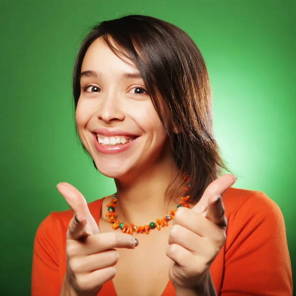 Jonge expressie vrouw op groene achtergrond — Stockfoto