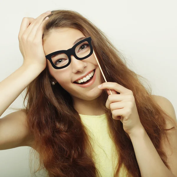 Parteiimage. Verspielte junge Frauen mit Partybrille. — Stockfoto