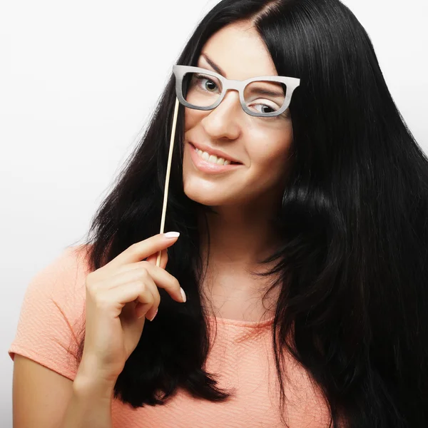 Imagen de fiesta. Mujeres jóvenes juguetonas sosteniendo unas gafas de fiesta . —  Fotos de Stock