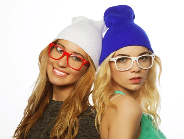 Dos guapas novias adolescentes sonriendo y divirtiéndose — Foto de Stock