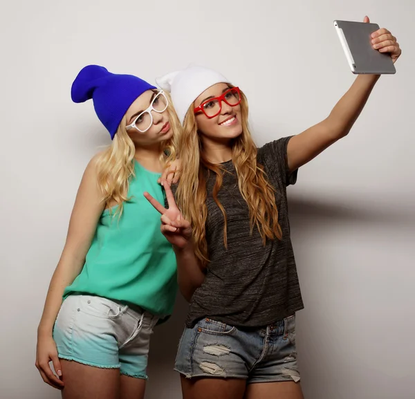 Due ragazze hipster amici prendendo selfie — Foto Stock