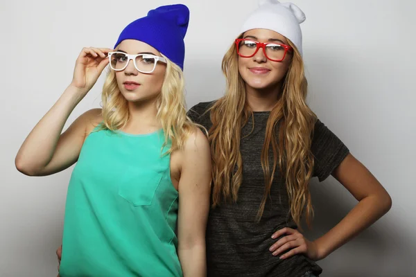 Duas jovens hipster meninas melhores amigos — Fotografia de Stock