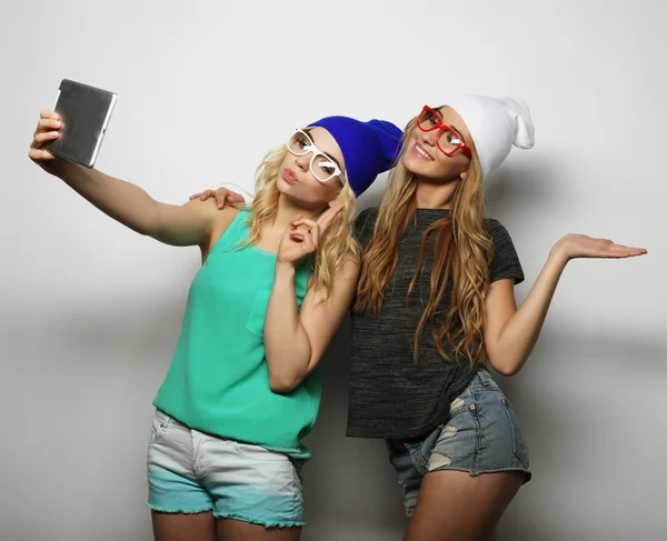 Dos chicas hipster amigos tomando selfie —  Fotos de Stock