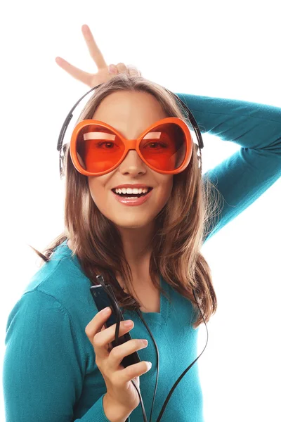 年轻快乐的女人带着耳机听音乐 — 图库照片