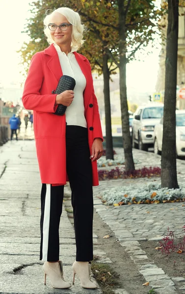 Hermosa mujer de pie en la calle de la ciudad . — Foto de Stock