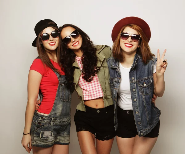 Τρία κομψά hipster σέξι κορίτσια καλύτεροι φίλοι. — Φωτογραφία Αρχείου