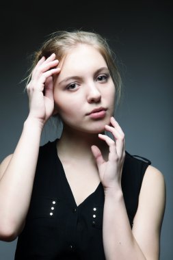 genç moda sarışın kadın