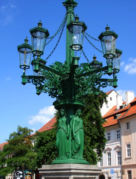 Lykta på Hradcany torget i Prag — Stockfoto