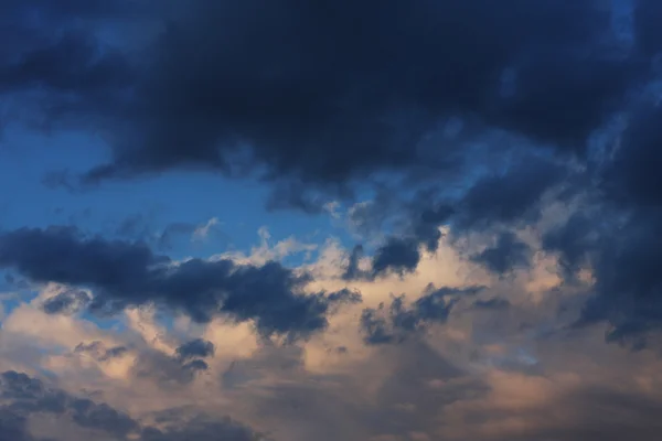 Cielo fondo con nubes — Foto de Stock