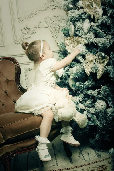 Little girl near cristmass tree — Stock Photo, Image