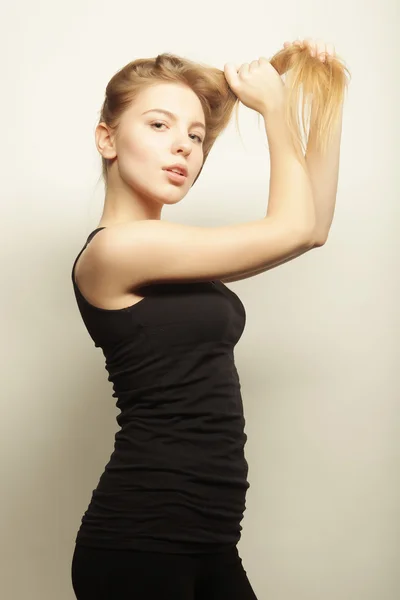 Hermosa mujer con cabello largo y rubio. Modelo de moda posando en st —  Fotos de Stock