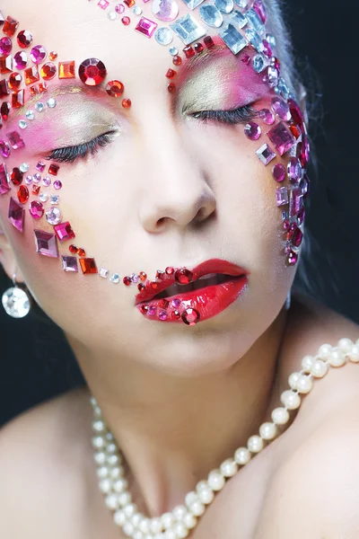 Retrato de close-up de mulher com maquiagem artística — Fotografia de Stock