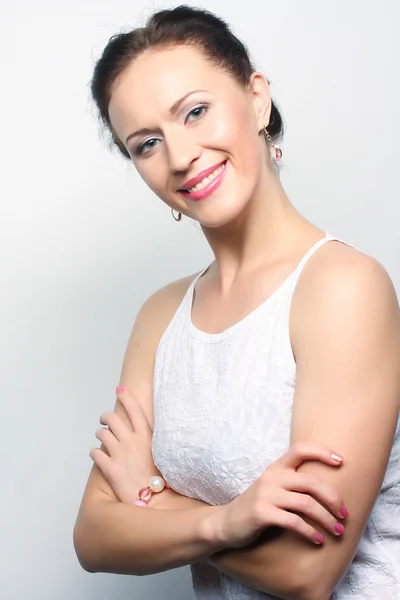 Brunette woman casual portrait in positive view — Stock Photo, Image