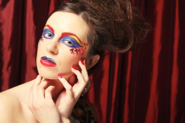 Parlak makyajlı güzel bir kadın.