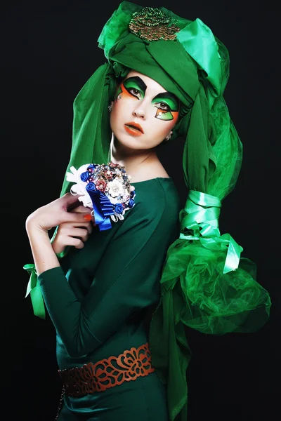 Femme avec maquillage créatif tenant un bouquet de bijoux — Photo