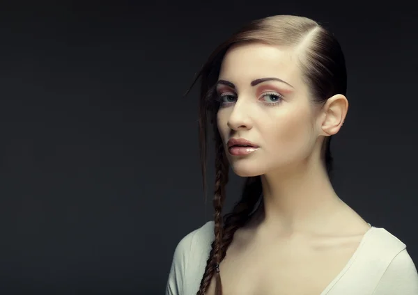 Portrait de belle jeune femme blonde avec des tresses créatives ha — Photo