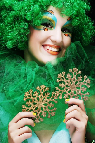 Linda senhora com maquiagem artística segurando decoração de Natal — Fotografia de Stock