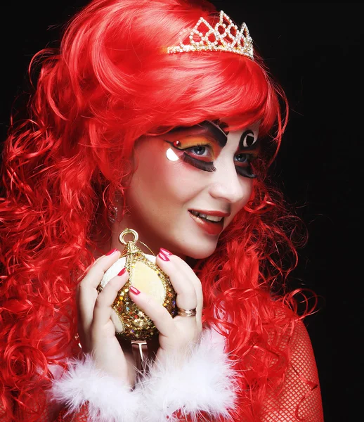 芸術的な化粧を保持している美しい女性クリスマスの装飾 — ストック写真