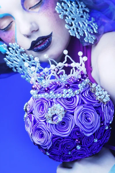 Kobieta z twórczym makijażu gospodarstwa bukiet biżuterii — Zdjęcie stockowe