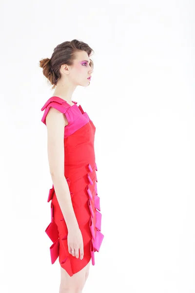 Мода модели в ярком платье — стоковое фото