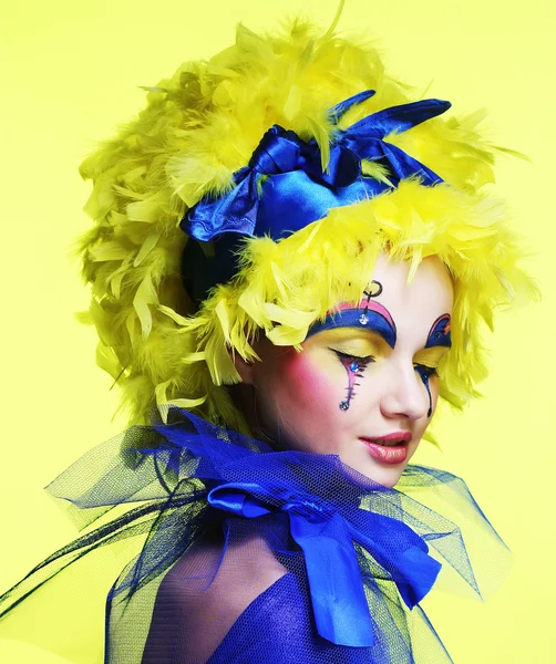 Mujer con pluma de peluca amarilla —  Fotos de Stock