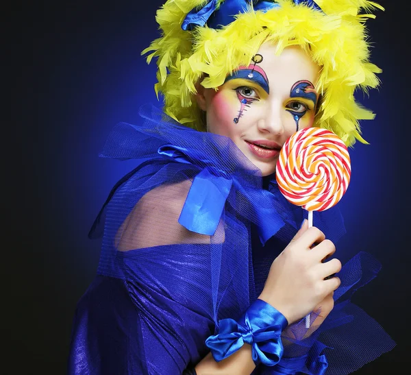 Meisje met creatieve make-up houdt lolly — Stockfoto