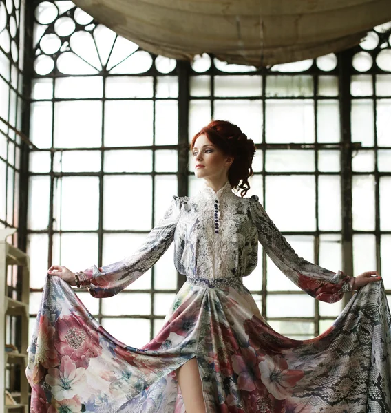 Elegantie vrouw met vliegende jurk in paleis kamer — Stockfoto