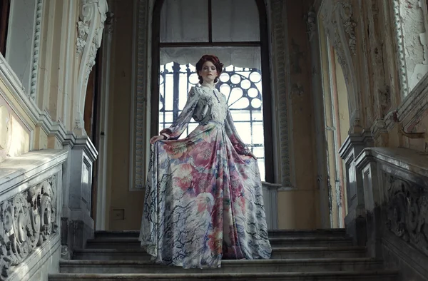 Femme debout sur le haut d'un escalier — Photo