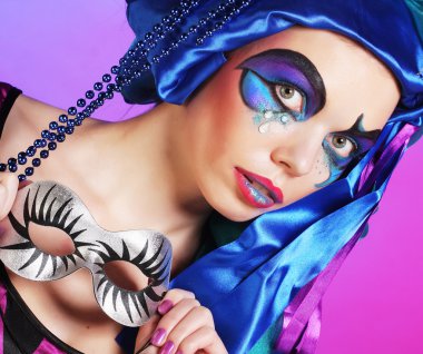 Maskeli genç kadın.