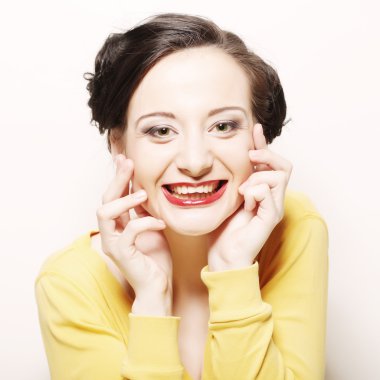 Kadın kocaman mutlu gülümseme ile