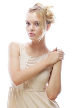 Beyaz arka plan yakın çekim sarışın kız