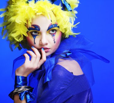 Sarı peruk tüy kadınla